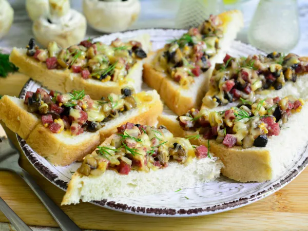 Фото блюда: Горячие бутерброды с колбасой и грибами (шампиньонами)