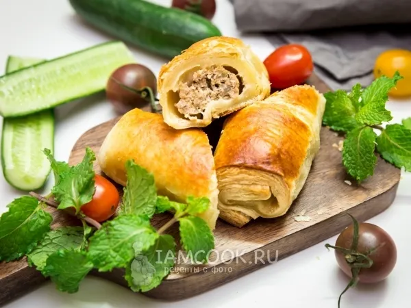 Фото блюда: Пирожки с мясом из слоеного теста в духовке