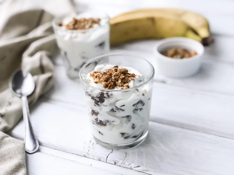 Фото блюда: Десерт с банановым бисквитом и творогом