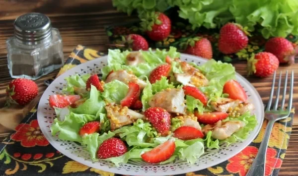 Фото блюда: Салат с клубникой и курицей