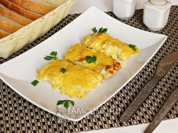 Фото блюда: Филе минтая со сметаной, майонезом и луком в духовке