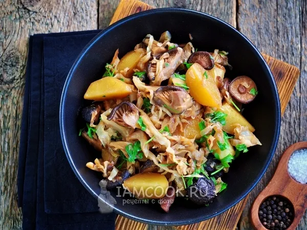 Фото блюда: Тушеная капуста с грибами и картошкой