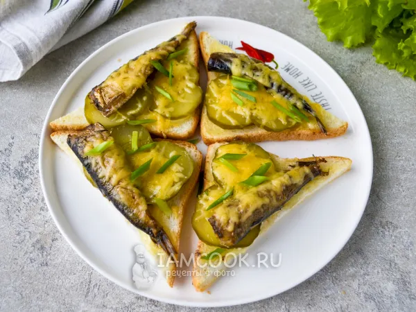 Фото блюда: Горячие бутерброды со шпротами, маринованными огурцами и сыром в духовке