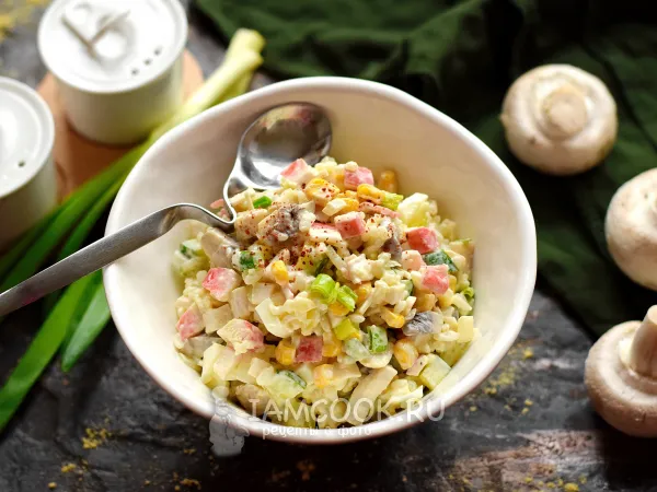 Фото блюда: Салат с крабовыми палочками, грибами и кукурузой