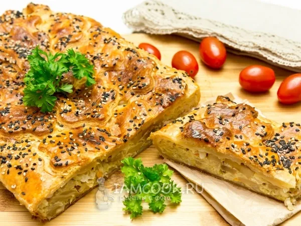 Фото блюда: Пирог на слоеном тесте с двумя видами капусты