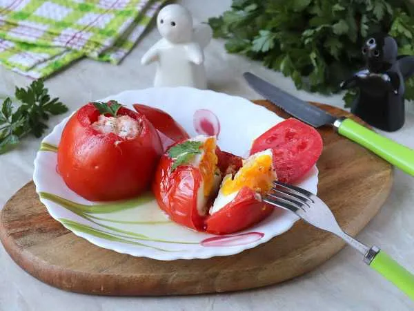 Фото блюда: Яйцо в помидоре в микроволновке