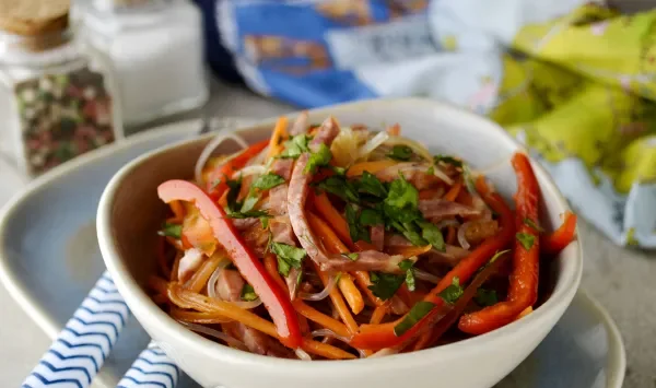 Фото блюда: Фунчоза с колбасой и овощами