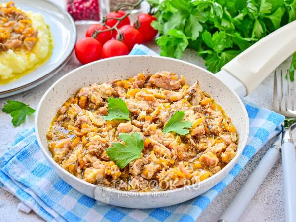 Фото блюда: Тушенка с луком и морковью на сковороде