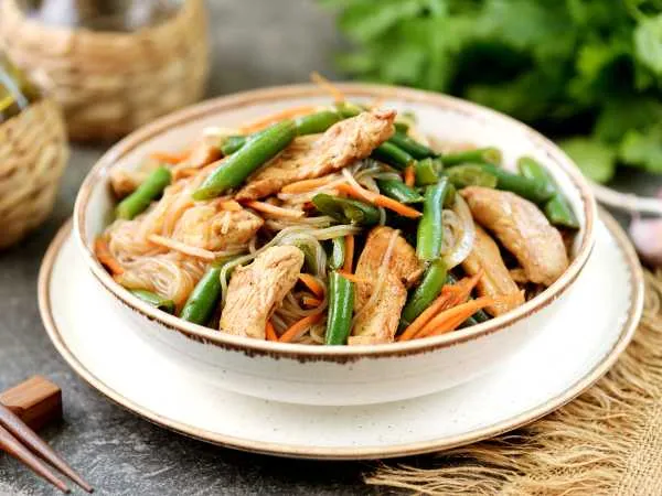 Фото блюда: Фунчоза с курицей и стручковой фасолью