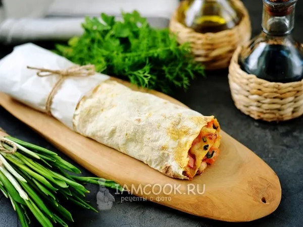 Фото блюда: Рулет из лаваша с черемшой, сыром и сосисками в духовке