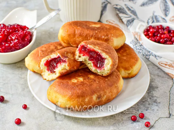 Фото блюда: Пирожки с брусникой из дрожжевого теста на сковороде