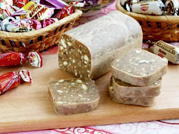 Фото блюда: Сладкая колбаса с песочным печеньем, сгущёнкой и орехами