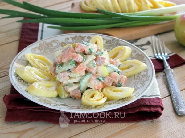 Фото блюда: Салат с красной рыбой и омлетом