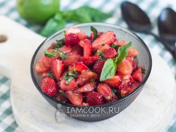 Фото блюда: Салат из клубники с помидорами