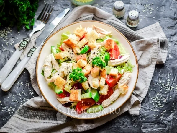 Фото блюда: Салат с курицей, помидорами, огурцами и сухариками