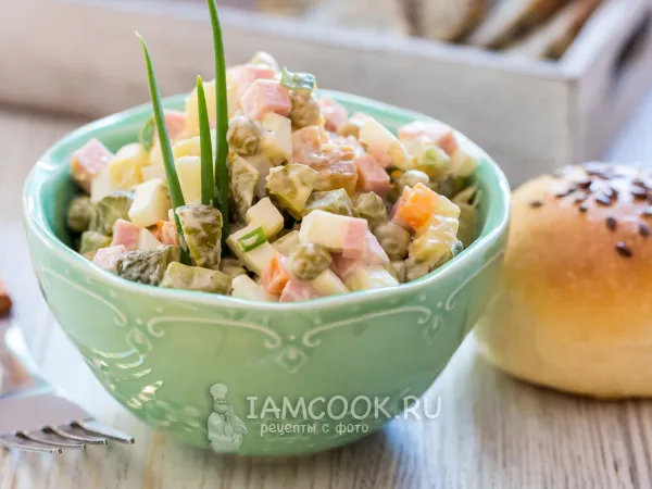 Фото блюда: Салат «Столичный» с колбасой и маринованными огурцами