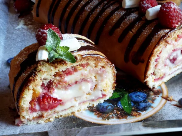 Фото блюда: Бисквитный рулет с малиной