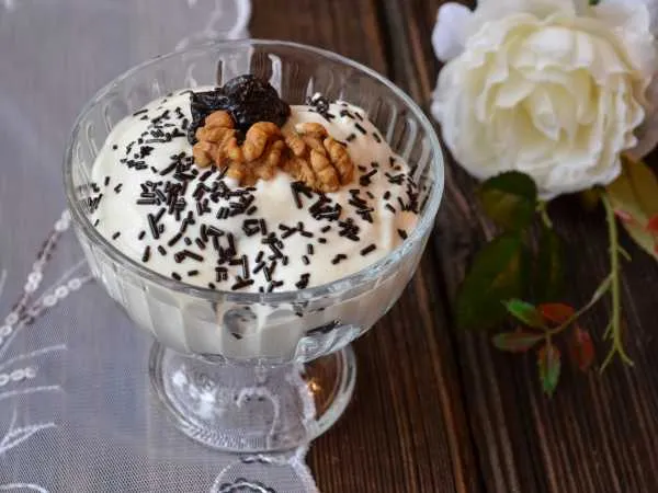 Фото блюда: Чернослив фаршированный грецкими орехами в сметане