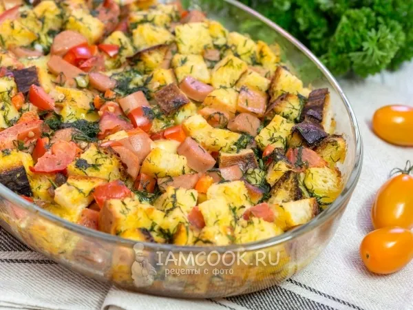 Фото блюда: Запеканка из хлеба с сосисками, сыром и овощами