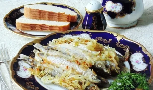 Фото блюда: Мойва жареная с луком на сковороде
