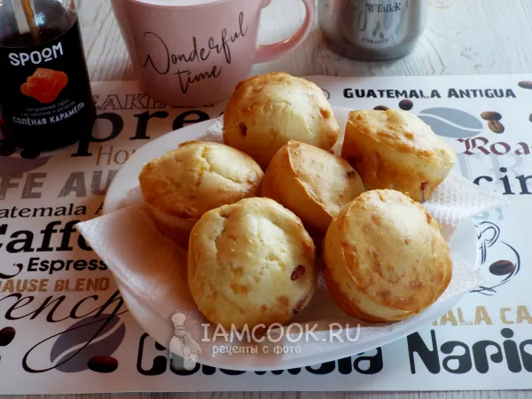 Фото блюда: Кексы (маффины) с сосисками и сыром