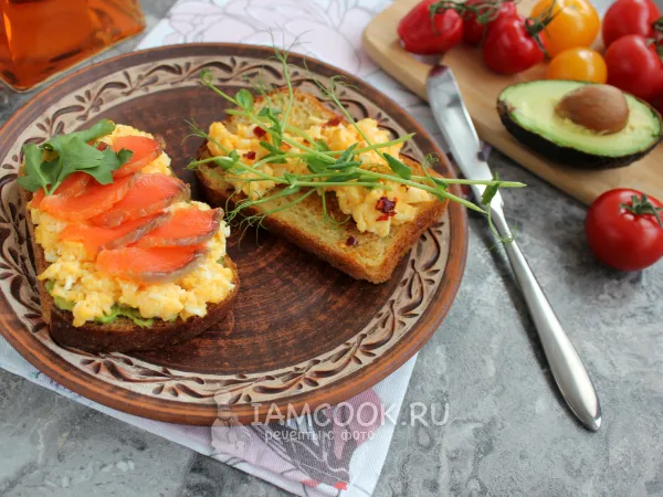 Фото блюда: Бутерброды с жареным яйцом