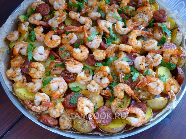 Фото блюда: Креветки запеченные с чоризо, картофелем и кукурузой в приправе Old Bay