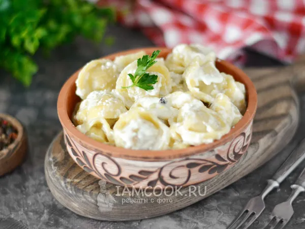 Фото блюда: Тушеные пельмени в сметане на сковороде