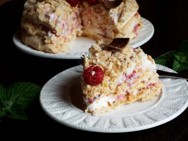 Фото блюда: Меренговый торт с малиной