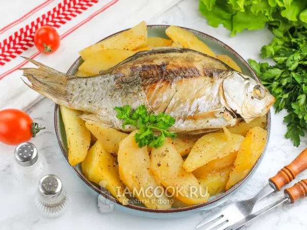 Фото блюда: Карась в духовке в фольге с картошкой