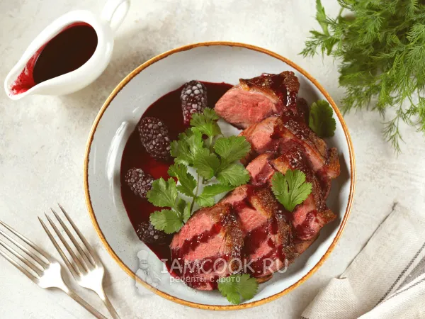 Фото блюда: Утиная грудка в ежевичном соусе