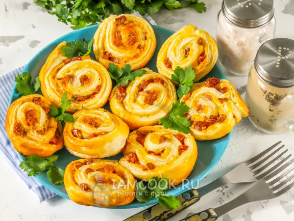 Фото блюда: Улитки из слоеного теста с колбасой и сыром