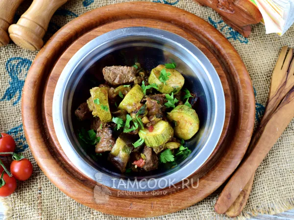 Фото блюда: Тушеная говядина с баклажанами и кабачками