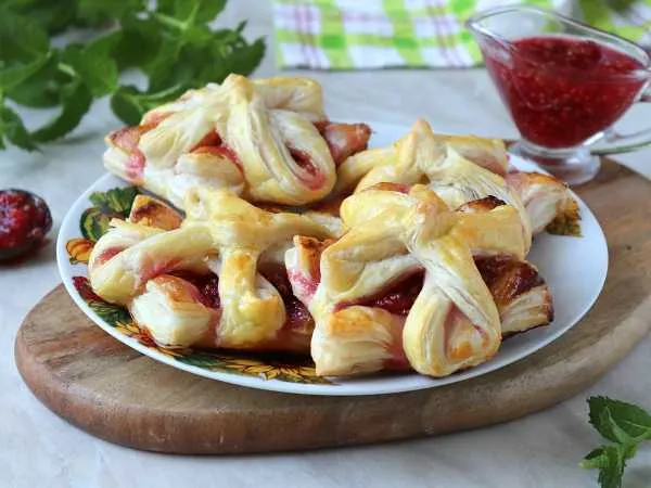 Фото блюда: Слойки с малиновым вареньем