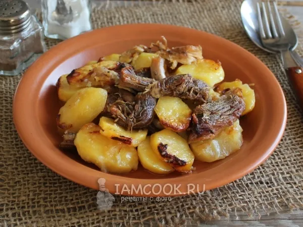 Фото блюда: Картошка с тушенкой в духовке