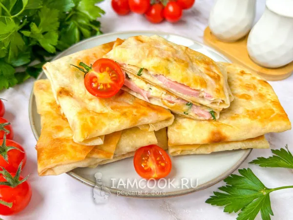 Фото блюда: Конвертики из лаваша с колбасой и сыром