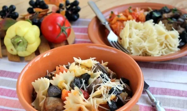 Фото блюда: Паста с курицей, грибами и овощным соусом