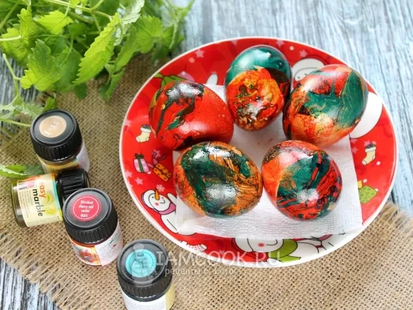 Фото блюда: Мраморные яйца в технике марморирования