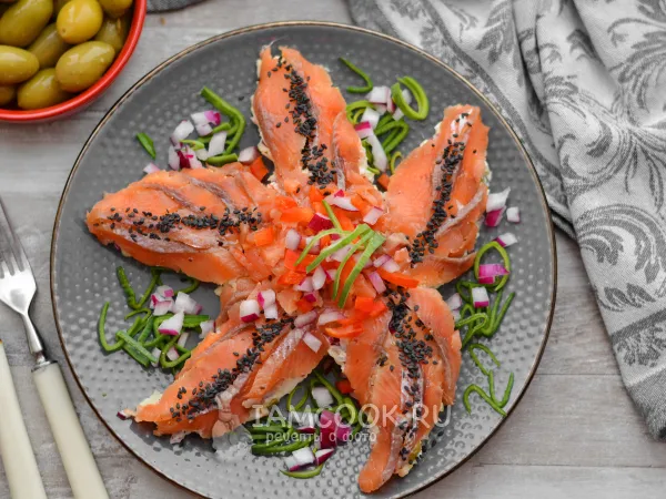 Фото блюда: Салат «Морская звезда» с красной рыбой и креветками