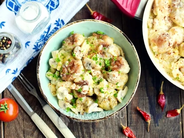 Фото блюда: Жареные пельмени с грибами в сметане