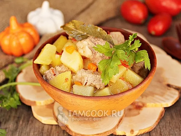 Фото блюда: Тушеная свинина с картошкой в кастрюле