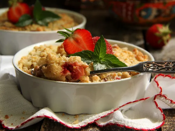 Фото блюда: Крамбл с ревенем и клубникой