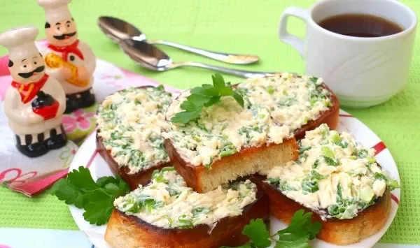 Фото блюда: Гренки с сыром и луком на сковороде