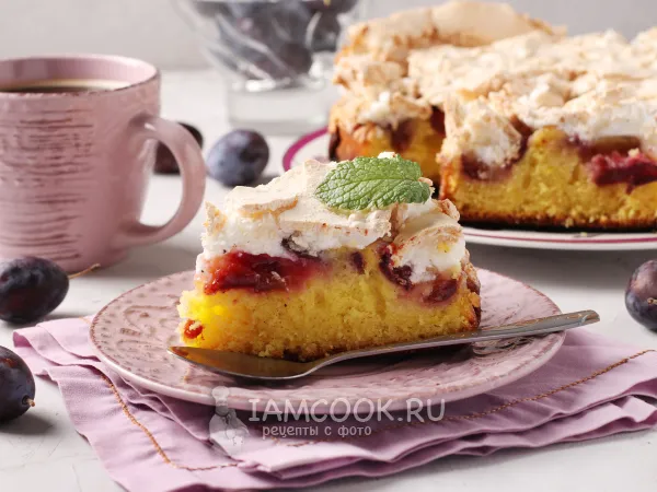 Фото блюда: Сливовый пирог с меренгой