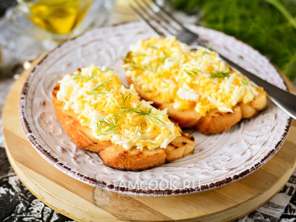 Фото блюда: Гренки (из батона) с яйцом и чесноком на сковороде