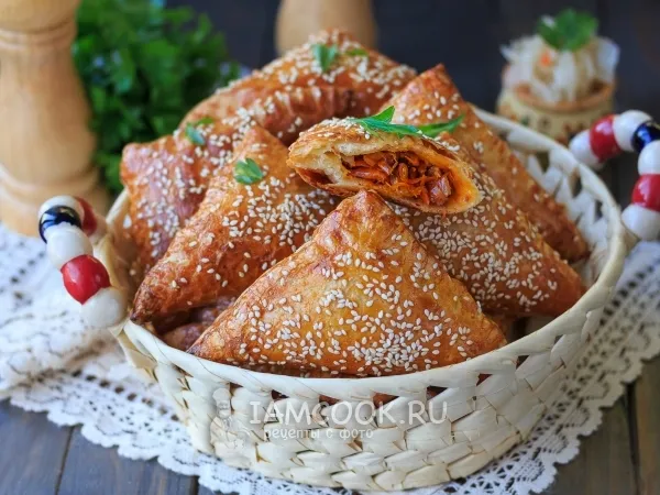 Фото блюда: Пирожки с капустой из слоеного теста