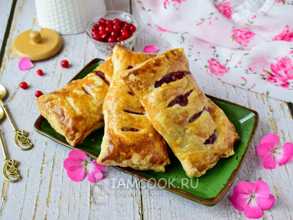Фото блюда: Слойки с брусникой из слоеного теста