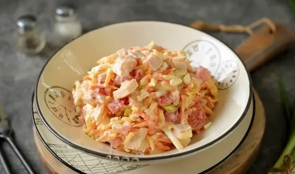 Фото блюда: Салат с копченой курицей, корейской морковью, сыром и яйцами
