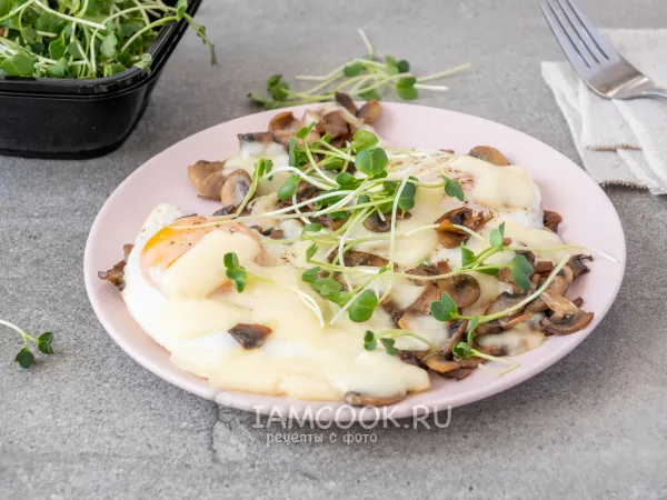 Фото блюда: Яичница с грибами (шампиньонами) и сыром