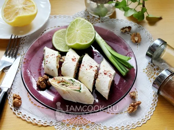 Фото блюда: Рулет из лаваша с малосольной горбушей и орехами